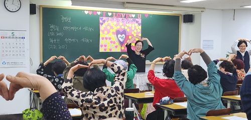 선생님에게 하트를 그려 보이는 학생들촬영 이민영