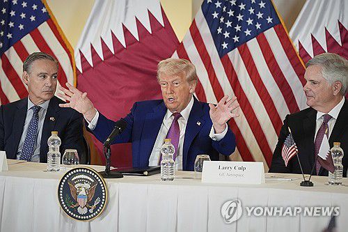 카타르 도하에서 기업가들과 만난 트럼프[AP=연합뉴스 자료사진. 재판매 및 DB 금지]