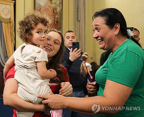 미국에서 베네수엘라로 돌아온 두 살배기 아이(왼쪽)와 가족[베네수엘라 대통령실 제공. 카라카스 로이터=연합뉴스. 재판매 및 DB 금지]