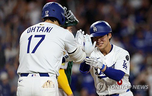 홈런을 치고 오타니(왼쪽)와 세리머니 하는 김혜성[로이터=연합뉴스] Mandatory Credit: Jason Parkhurst-Imagn Images