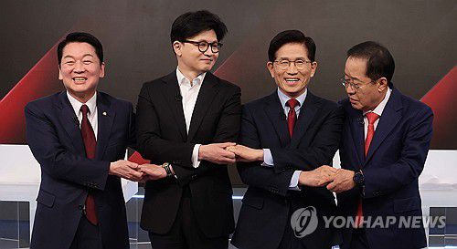 포즈 취하는 국민의힘 대선 경선 후보(서울=연합뉴스) 26일 서울 중구 매경미디어센터에서 열린 국민의힘 대통령 선거 제2차 경선 후보자 토론회에서 경선 후보들이 토론에 앞서 기념 촬영을 하고 있다. 왼쪽부터 안철수, 한동훈, 김문수, 홍준표 경선 후보. 2025.4.26 [국회사진기자단] photo@yna.co.kr