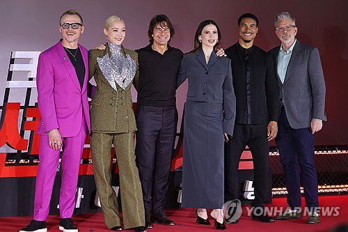 '미션 임파서블: 파이널 레코닝' 주역들(서울=연합뉴스) 강민지 기자 = 8일 서울 송파구 롯데시네마 월드타워에서 열린 영화 '미션 임파서블: 파이널 레코닝' 기자간담회에서 감독과 배우들이 포즈를 취하고 있다. 왼쪽부터 사이먼 페그, 폼 클레멘티에프, 톰 크루즈, 헤일리 앳웰, 그레그 타잔 데이비스, 크리스토퍼 맥쿼리 감독. , 2025.5.8 mjkang@yna.co.kr