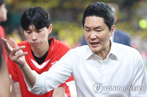 서울 SK 나이츠 전희철 감독(창원=연합뉴스) 김동민 기자 = 11일 경남 창원체육관에서 열린 2024∼2025시즌 프로농구 창원 LG 세이커스와 서울 SK 나이츠의 챔피언결정전 4차전 경기. SK 전희철 감독이 작전 지시하고 있다. 2025.5.11 image@yna.co.kr