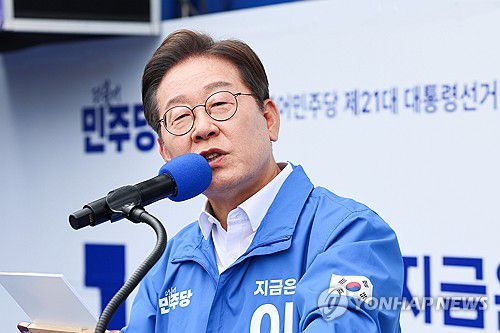 창원서 지지 호소하는 이재명 후보(창원=연합뉴스) 황광모 기자 = 더불어민주당 이재명 대선 후보가 14일 경남 창원시 상남분수광장에서 열린 집중 유세에서 지지를 호소하고 있다. 2025.5.14 [공동취재] hkmpooh@yna.co.kr