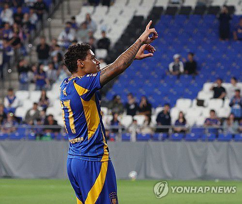 울산 두 번째 골 넣은 에릭(울산=연합뉴스) 김용태 기자 = 14일 울산 문수축구경기장에서 열린 2025 하나은행 코리아컵 16강 울산 HD와 인천 유나이티드의 경기에서 울산 에릭이 팀의 두 번째 골을 넣고 팬들에게 인사하고 있다. 2025.5.14 yongtae@yna.co.kr