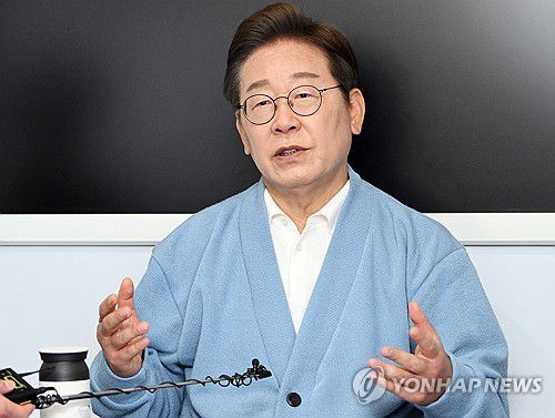 인터뷰하는 이재명 후보(하동=연합뉴스) 황광모 기자 = 더불어민주당 이재명 대선 후보가 15일 경남 하동군 화개장터를 방문, 대형버스 안에 마련된 방송스튜디오에서 유튜브 라이브 방송을 마친 후 취재진과 인터뷰하고 있다. 2025.5.15 [공동취재] hkmpooh@yna.co.kr