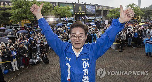광양 유세에서 엄지 들어보이는 이재명 후보(광양=연합뉴스) 황광모 기자 = 더불어민주당 이재명 대선후보가 15일 전남 광양시 전남드래곤즈축구장 북문 앞에서 열린 유세에서 엄지를 들어 보이고 있다. 2025.5.15 hkmpooh@yna.co.kr