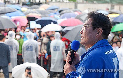 지지 호소하는 이재명 후보(여수=연합뉴스) 황광모 기자 = 더불어민주당 이재명 대선 후보가 15일 전남 여수시 이순신광장에서 열린 집중유세에서 지지를 호소하고 있다. 2025.5.15 [공동취재] hkmpooh@yna.co.kr