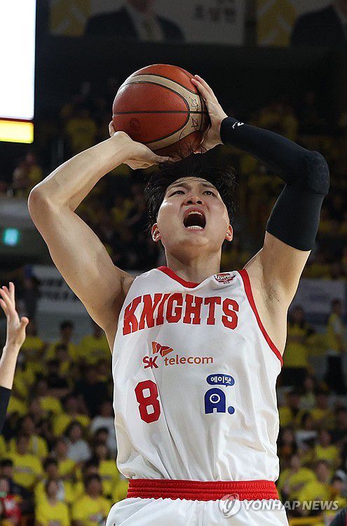 SK 안영준 슛(창원=연합뉴스) 김동민 기자 = 15일 경남 창원체육관에서 열린 2024∼2025시즌 프로농구 창원 LG 세이커스와 서울 SK 나이츠의 챔피언결정전 6차전 경기. SK 안영준이 슛하고 있다. 2025.5.15 image@yna.co.kr
