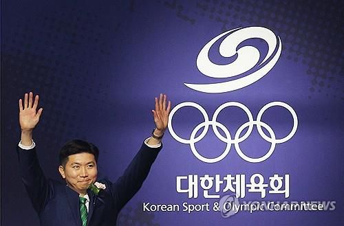 대한체육회장에 선출된 유승민(서울=연합뉴스) 한종찬 기자 = 제42대 대한체육회장으로 당선된 유승민이 14일 오후 서울 송파구 올림픽공원 올림픽홀에서 열린 제42대 대한체육회장 선거에서 두 손을 들고 감사를 표하고 있다. 2025.1.14 saba@yna.co.kr