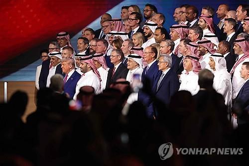 미국-사우디 투자포럼 참석한 트럼프와 미측 인사들[리야드 AFP=연합뉴스 재판매 및 DB 금지]