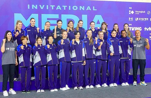 KYK 인비테이셔널 미디어데이에 나선 세계 올스타 선수들과 아본단자 감독(오른쪽)[촬영 이동칠]