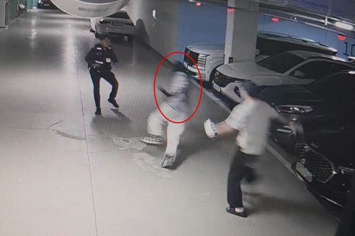 차털이범(빨간 원) 쫓는 경찰과 시민 [독자 제공. 재판매 및 DB 금지]