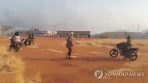 부르키나파소 북부 도시 지보에 모인 이슬람 무장단체 대원들[소셜미디어/로이터 연합뉴스. 재판매 및 DB 금지]