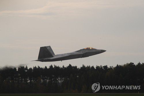 폴란드 공군 기지의 미 공군 F-22 랩터[EPA 연합뉴스 자료사진 재판매 및 DB 금지]
