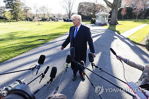 지난 3월 F-47에 대해 설명하는 트럼프 대통령[EPA 연합뉴스 자료사진 재판매 및 DB 금지]