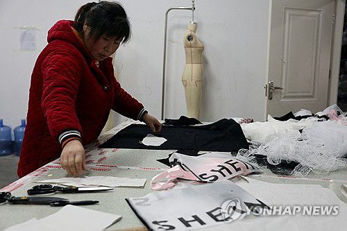 쉬인에 제품을 공급하는 중국 공장중국 온라인 패스트패션 기업 쉬인에 제품을 공급하는 중국 동부 장쑤성의 한 공장 [로이터 연합뉴스 자료사진. 재판매 및 DB 금지]