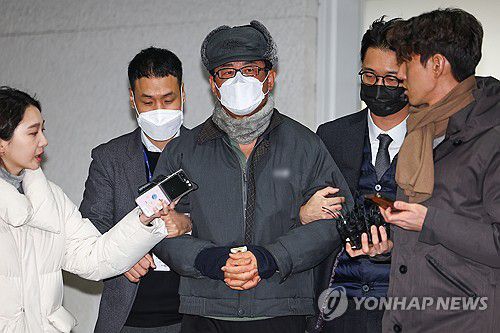 '계엄 모의' 검찰 송치되는 노상원 전 사령관(서울=연합뉴스) 서대연 기자 =  '12·3 비상계엄' 기획에 관여한 혐의로 구속된 노상원 전 국군정보사령관이 24일 오전 은평구 서울서부경찰서에서 검찰로 송치되고 있다. 2024.12.24 dwise@yna.co.kr