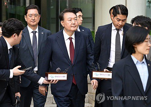 윤석열 전 대통령(서울=연합뉴스) 윤석열 전 대통령이 지난 12일 서울 서초구 중앙지방법원에서 열린 내란 우두머리 혐의, 직권남용 권리행사방해 혐의 사건 3차 공판을 마친 뒤 법정을 나서고 있다. 2025.5.12 [사진공동취재단] photo@yna.co.kr