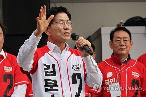 김문수 후보(부산=연합뉴스) 박동주 기자 = 국민의힘 김문수 대선 후보가 13일 부산 자갈치 시장에서 유세를 하고 있다. 2025.5.13 pdj6635@yna.co.kr