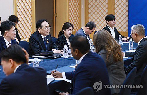 2025 APEC 통상장관회의(서울=연합뉴스) 정인교 산업통상자원부 통상교섭본부장이 15일 제주 서귀포시 제주국제컨벤션센터(ICC)에서 열린 '2025 APEC 통상장관회의'에서 틍쿠 자프룰 아지즈 말레이시아 투자통상산업부 장관과 면담하고 있다. 2025.5.15 [산업통상자원부 제공. 재판매 및 DB 금지] photo@yna.co.kr