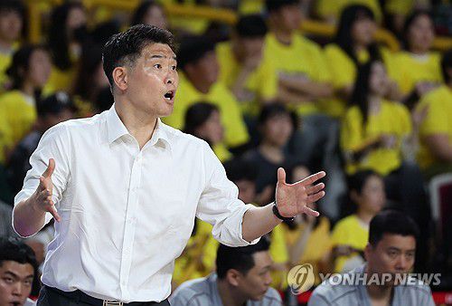 LG 조상현 감독 '어려운 1승'(창원=연합뉴스) 김동민 기자 = 15일 경남 창원체육관에서 열린 2024∼2025시즌 프로농구 창원 LG 세이커스와 서울 SK 나이츠의 챔피언결정전 6차전 경기. LG 조상현 감독이 경기를 지켜보고 있다. 2025.5.15 image@yna.co.kr