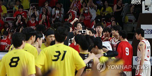 역전 재역전 창원 혈투 SK 승리(창원=연합뉴스) 김동민 기자 = 15일 경남 창원체육관에서 열린 2024∼2025시즌 프로농구 창원 LG 세이커스와 서울 SK 나이츠의 챔피언결정전 6차전 경기. LG에 54대 51로 승리한 SK 선수단이 기뻐하고 있다. 2025.5.15 image@yna.co.kr