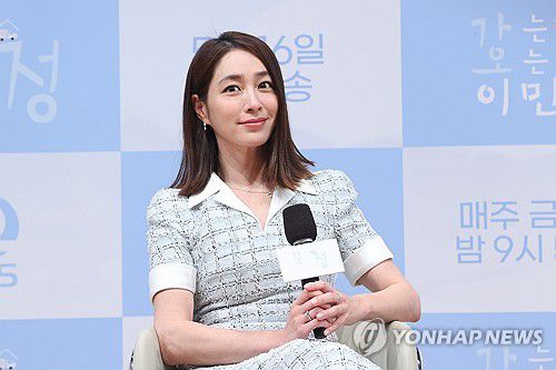 질문 듣는 이민정(서울=연합뉴스) 강민지 기자 = 배우 이민정이 16일 서울 영등포구 여의도 KBS 아트홀에서 열린 예능 '가는정 오는정 이민정' 제작발표회에서 질문을 듣고 있다.  2025.5.16 mjkang@yna.co.kr