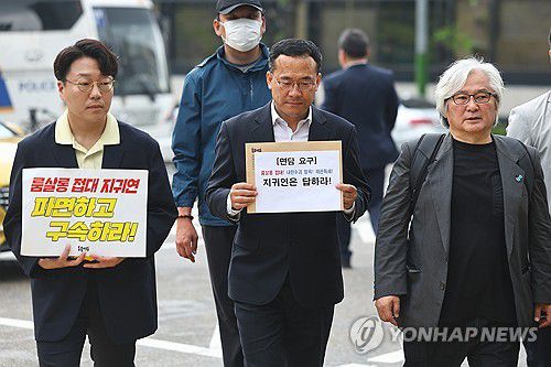 촛불행동, 지귀연 판사에 면담요청(서울=연합뉴스) 서대연 기자 = 촛불행동 회원들이 16일 서울 서초구 서울중앙지방법원 앞에서 윤석열 전 대통령의 내란 우두머리 혐의 사건을 심리 중인 서울중앙지법 형사합의25부의 재판장 지귀연 부장판사에 대한 면담요청서를 제출하기 위해 청사로 향하고 있다. 2025.5.16 dwise@yna.co.kr