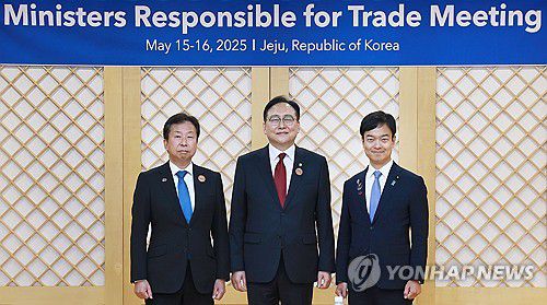 기념 촬영하는 정인교 통상교섭본부장(서울=연합뉴스) 정인교 산업통상자원부 통상교섭본부장(가운데)이 16일 제주 서귀포시 제주국제컨벤션센터(ICC)에서 열린 '2025 APEC 통상장관회의'에서 오쿠시 마사키 일본 경제산업성 부대신(왼쪽), 미야지 타쿠마 일본 외무성 부대신과 기념 촬영하고 있다. 2025.5.16 [산업통상자원부 제공. 재판매 및 DB 금지] photo@yna.co.kr