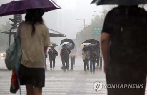 비 내리는 서울 도심(서울=연합뉴스) 이진욱 기자 = 비가 내린 16일 서울 광화문사거리에서 시민들이 우산을 쓴 채 횡단보도를 건너기 위해 기다리고 있다. 2025.5.16 cityboy@yna.co.kr