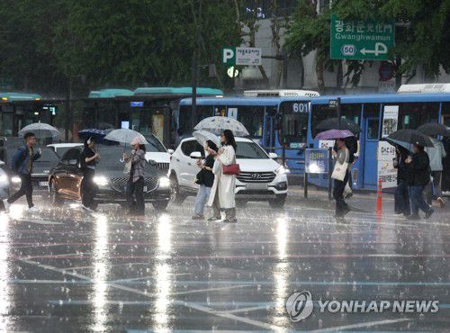 '쏟아지는 비'(서울=연합뉴스) 이진욱 기자 = 비가 내린 16일 서울 광화문사거리에서 시민들이 우산을 쓴 채 횡단보도를 건너고 있다. 2025.5.16 cityboy@yna.co.kr