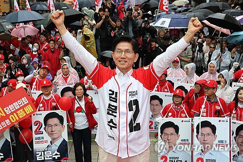 청주서 지지호소하는 김문수 후보(청주=연합뉴스) 박동주 기자 = 국민의힘 김문수 대선 후보가 16일 충북 청주시 올리브영 청주타운 앞에서 집중 유세를 하고 있다. 2025.5.16 [공동취재] pdj6635@yna.co.kr