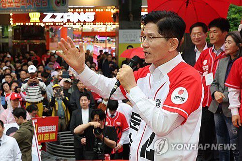 청주서 지지호소하는 김문수 후보(청주=연합뉴스) 박동주 기자 = 국민의힘 김문수 대선 후보가 16일 충북 청주시 올리브영 청주타운 앞에서 집중 유세를 하고 있다. 2025.5.16 [공동취재] pdj6635@yna.co.kr