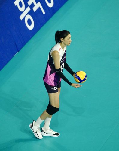 서브 준비하는 김연경[촬영 이동칠]