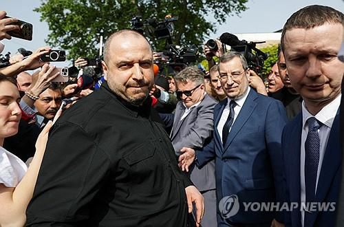 회담장 떠나는 우크라 협상 수석대표(이스탄불 로이터=연합뉴스) 우크라이나 협상단 수석대표인 루스템 우메로프 국방장관이 회담 종료 후 돌마바흐체 궁전을 나서고 있다. 2025.05.16.