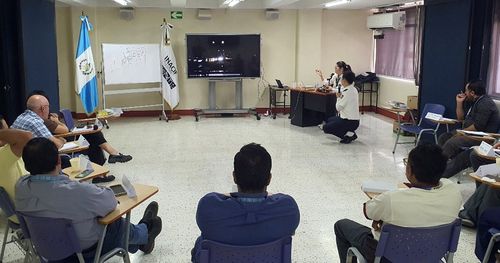 한국 교통사고 조사 기법 배우는 과테말라 요원들[주과테말라 한국대사관 제공. 과테말라시티=연합뉴스. 재판매 및 DB 금지]