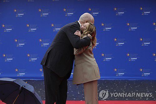 멜로니 총리와 포옹하는 라마 총리[AP 연합뉴스. 재판매 및 DB 금지]