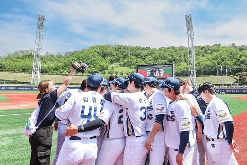 17일 울산 더블헤더 1차전서 승리한 NC 선수단[NC 다이노스 제공. 재판매 및 DB 금지]