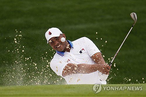 조나탄 베가스의 18번 홀 벙커샷[AP=연합뉴스]
