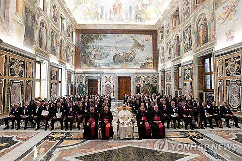 레오 14세 교황과 바티칸 주재 외교단(바티칸 로이터=연합뉴스) 레오 14세 교황이 16일(현지시간) 바티칸 주재 외교단과 알현 행사를 마친 뒤 기념사진을 찍고 있다. 2025.05.16 photo@yna.co.kr [바티칸 미디어 제공. 재판매 및  DB 금지]