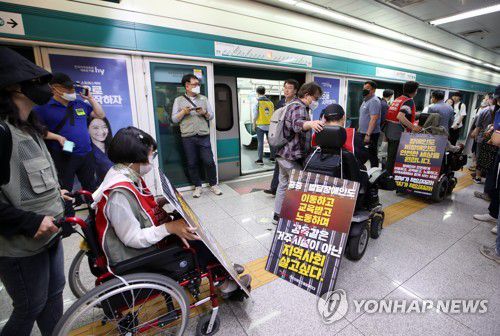 전장연 지하철 탑승 시위[연합뉴스 자료사진]