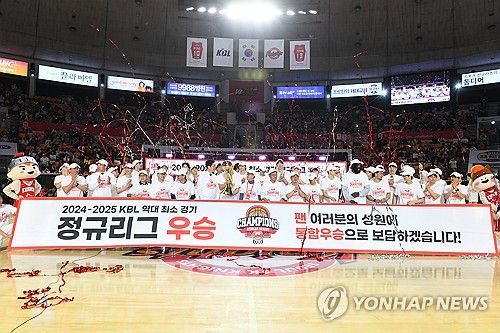 서울SK, 정규리그 우승(서울=연합뉴스) 21일 서울 송파구 잠실학생체육관에서 프로농구 2024~2025 KBL리그 서울 SK 나이츠와 울산 현대모비스 피버스의 경기가 끝난 뒤 열린 SK의 정규리그 우승 기념 파티에서 SK 선수들이 기념 촬영을 하고 있다. 2025.3.21 [KBL 제공. 재판매 및 DB 금지] photo@yna.co.kr