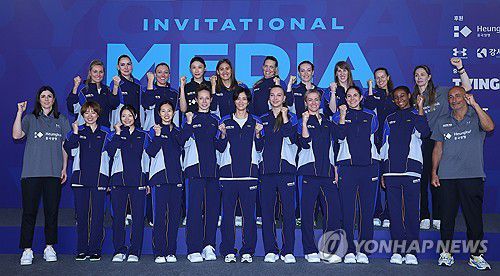 기념 촬영하는 김연경과 세계올스타팀(인천=연합뉴스) 임순석 기자 = 김연경이 16일 인천 삼산월드체육관에서 열린 'KYK 인비테이셔널 2025 미디어데이'에서 김연경과 여자배구 세계올스타 선수들이 기념 촬영하고 있다. 2025.5.16 soonseok02@yna.co.kr