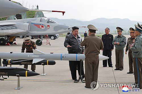 북한 김정은, 공군 방공·공습훈련 지도(평양 조선중앙통신=연합뉴스) 김정은 북한 국무위원장이 지난 15일 제1공군사단 관하 비행연대를 방문해 공군 반항공(방공)전투 및 공습 훈련을 지도했다고 조선중앙통신이 17일 보도했다. 2025.5.17      [국내에서만 사용가능. 재배포 금지. For Use Only in the Republic of Korea. No Redistribution] nkphoto@yna.co.kr