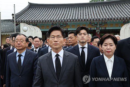 국립 5·18 민주묘지 찾은 김문수 후보-김용태 비상대책위원장(광주=연합뉴스) 박동주 기자 = 국민의힘 김문수 대선 후보와 김용태 비상대책위원장이 17일 광주 북구 국립 5·18 민주묘지를 찾아 참배하기 위해 이동하고 있다. 2025.5.17 pdj6635@yna.co.kr