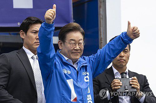 이재명, 나주에서 주말 유세 시작(나주=연합뉴스) 황광모 기자 = 더불어민주당 이재명 대선후보가 17일 전남 나주시 금성관 망화루 앞에서 열린 유세에 입장하며 시민들을 향해 인사하고 있다.  2025.5.17 hkmpooh@yna.co.kr