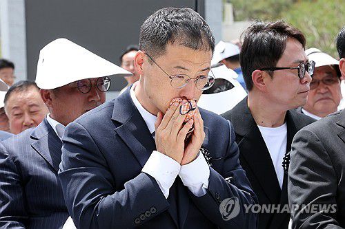 눈물 흘리는 김상욱 국회의원(광주=연합뉴스) 김혜인 기자 = 5·18민주화운동 45주년을 하루 앞둔 17일 국민의힘을 탈당한 무소속 김상욱 국회의원이 광주 북구 운정동 국립5·18민주묘지에서 열린 5·18추모제에서 추모공연을 보며 눈물을 닦고 있다. 2025.5.17 in@yna.co.kr
