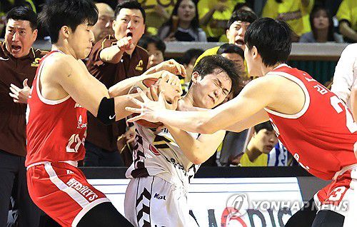 공 지키려는 양준석(서울=연합뉴스) 최재구 기자 = 17일 서울 잠실학생체육관에서 열린 2024∼2025시즌 프로농구 서울 SK 나이츠와 창원 LG 세이커스의 챔피언결정전 7차전 경기에서 LG 양준석이 볼을 다투고 있다. 2025.5.17 jjaeck9@yna.co.kr