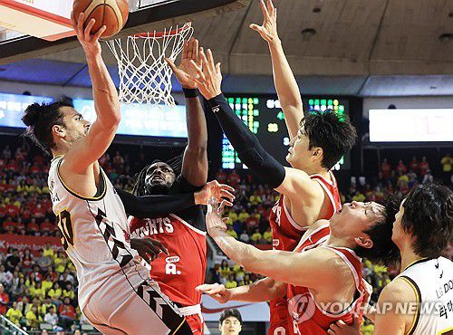 프로농구 챔피언결정전(서울=연합뉴스) 최재구 기자 = 17일 서울 잠실학생체육관에서 열린 2024∼2025시즌 프로농구 서울 SK 나이츠와 창원 LG 세이커스의 챔피언결정전 7차전 경기에서 양 팀 선수들이 리바운드를 다투고 있다. 2025.5.17 jjaeck9@yna.co.kr